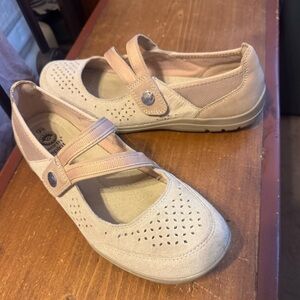 Earth Spirit Women's Slip On Sneakers Size 9.5 Color: Beige